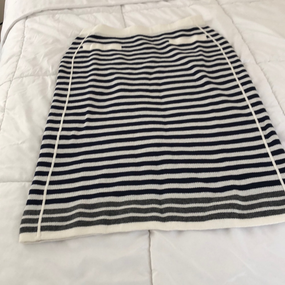 Confortable stretch skirt in stripes